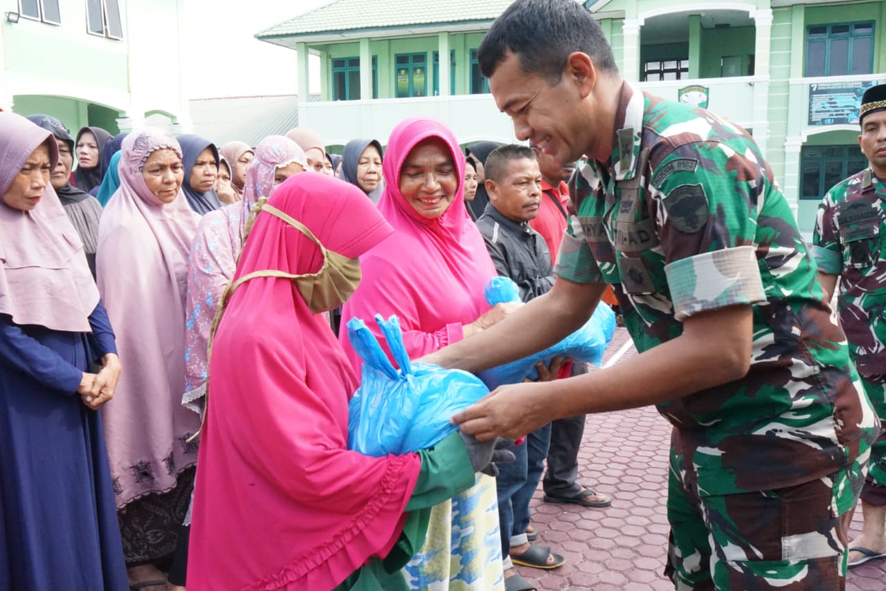 Kodim Aceh Utara Serahkan Zakat Fitrah Kepada Warga Kurang Mampu.
